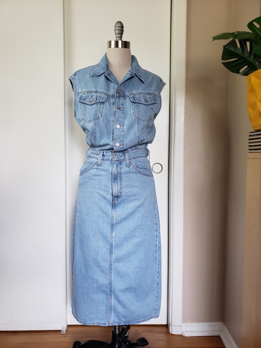 The Perfect Levi's Denim Dress Size Small NEW! - Picture 4 of 11